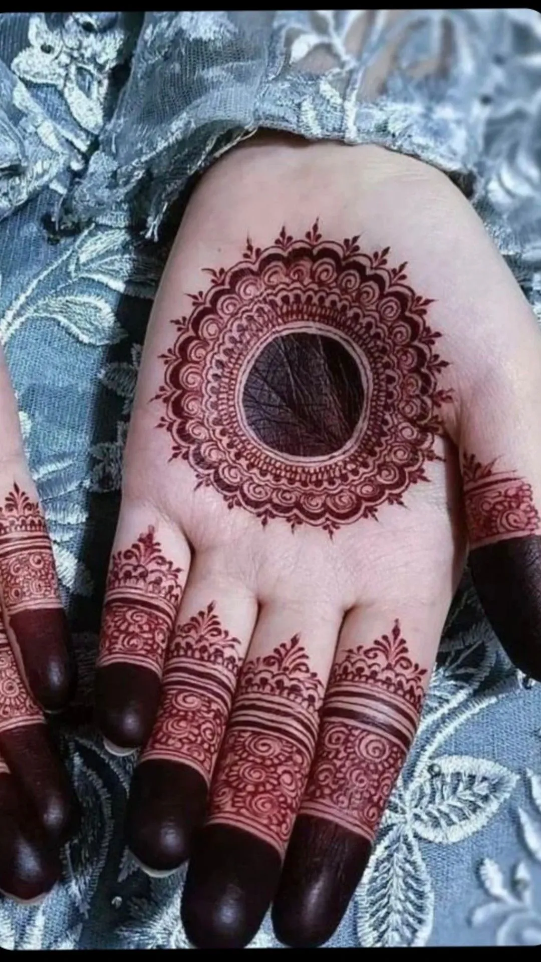 Gol Tikki Mehndi Design