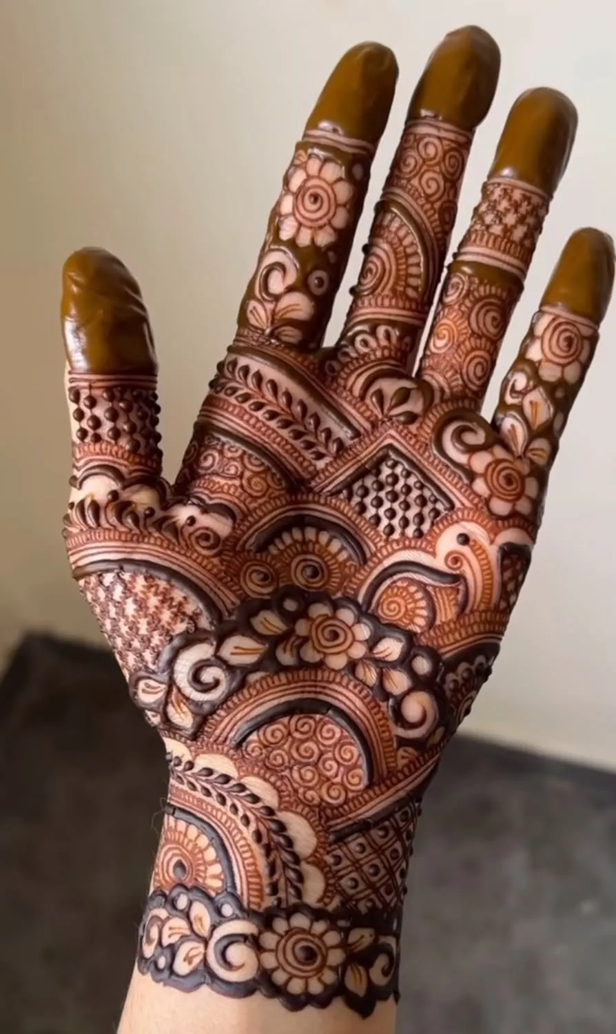 Simple Dubai Mehndi Design