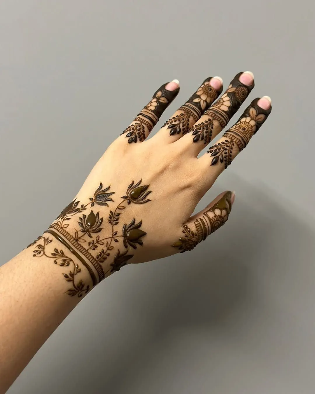 Simple Cute Aesthetic Henna Designs (6)
